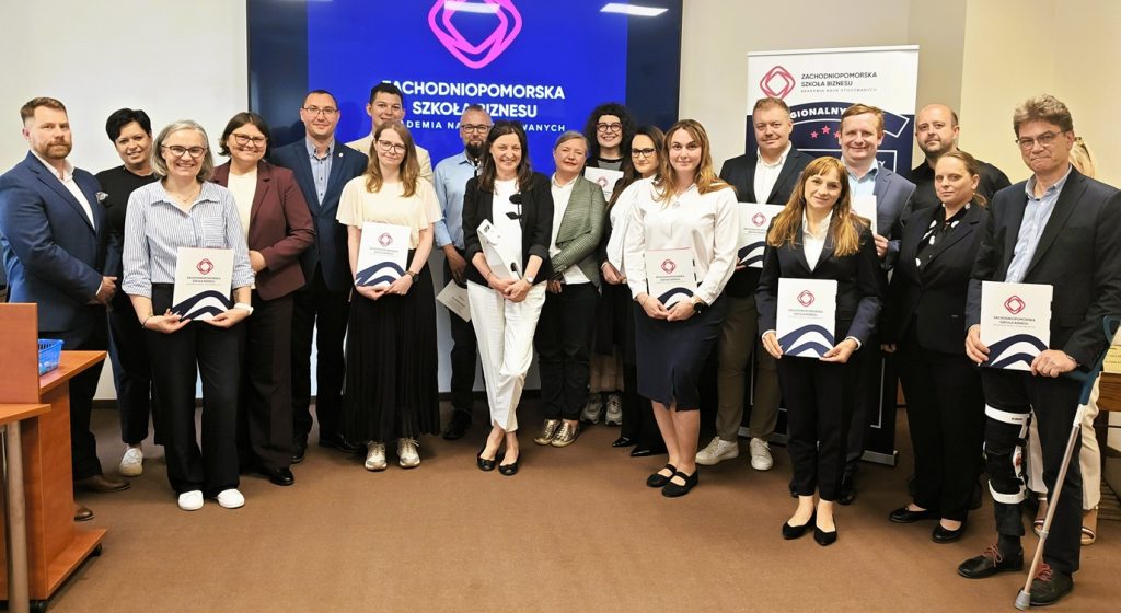 Grupa osób dorosłych studenci z dyplomami